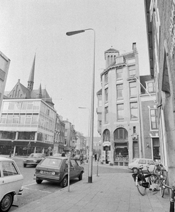 857382 Afbeelding van de straatverlichting op de hoek van de Domstraat en Achter St. Pieter te Utrecht, met op de ...